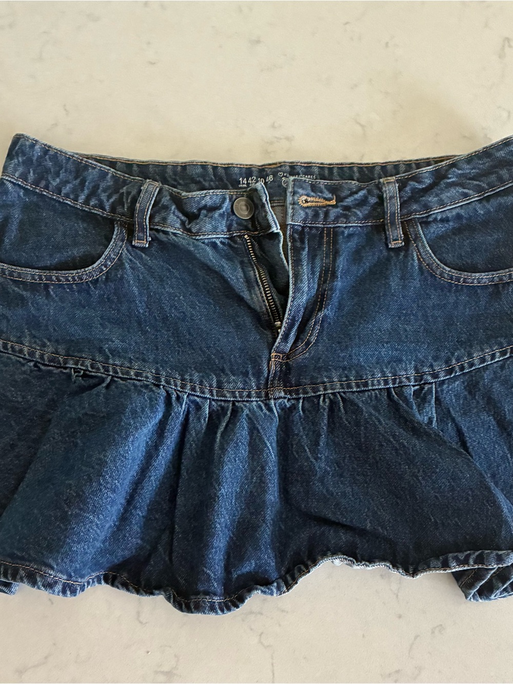 dark wash mini ruffle hem skirt 💙 
Size USA 10